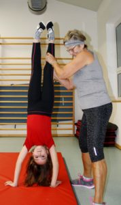 Lisa beim Handstand